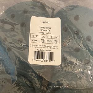 Evergreen crocs womens size 8 mens size 6